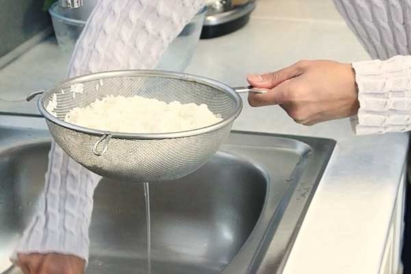 washing the sticky rice