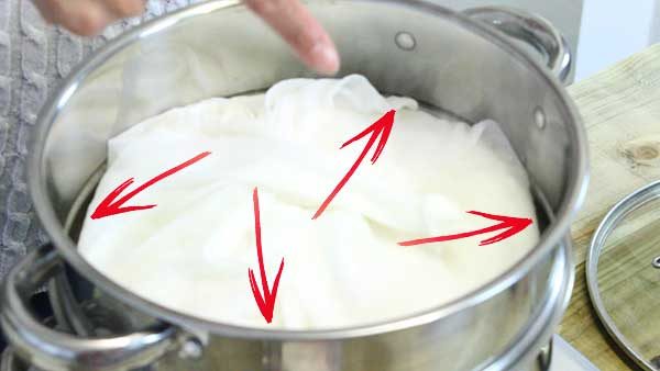 Closing the muslin cloth around the sticky rice