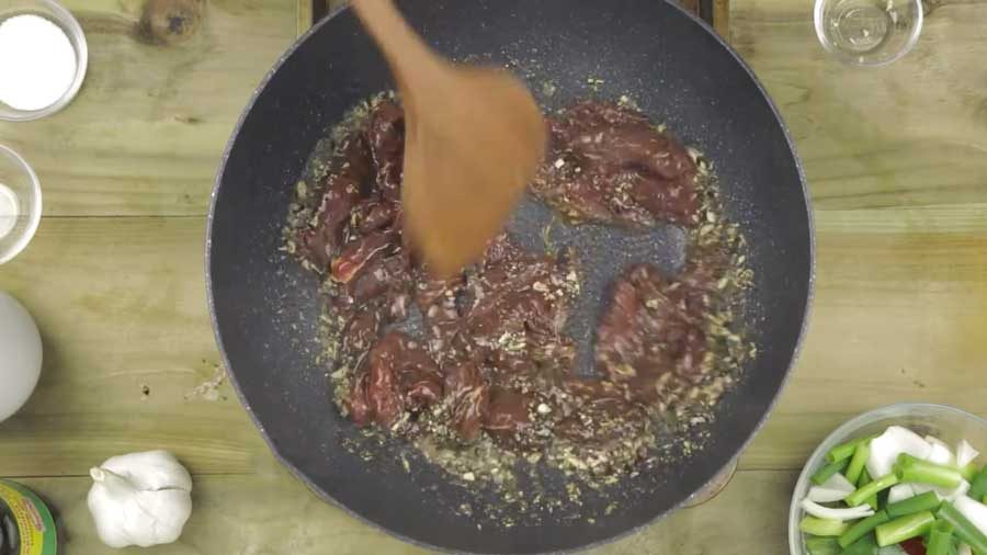 Stir-fry the beef and pepper together