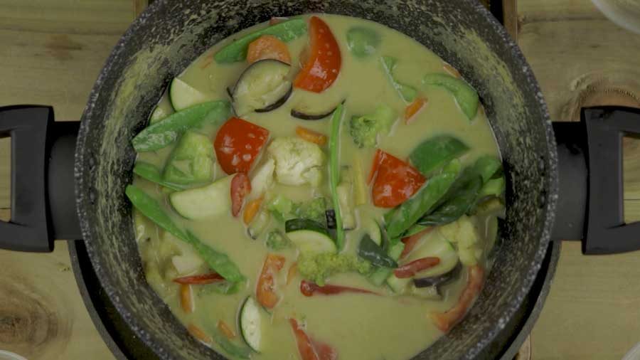 Vegan Thai green curry — ready to serve