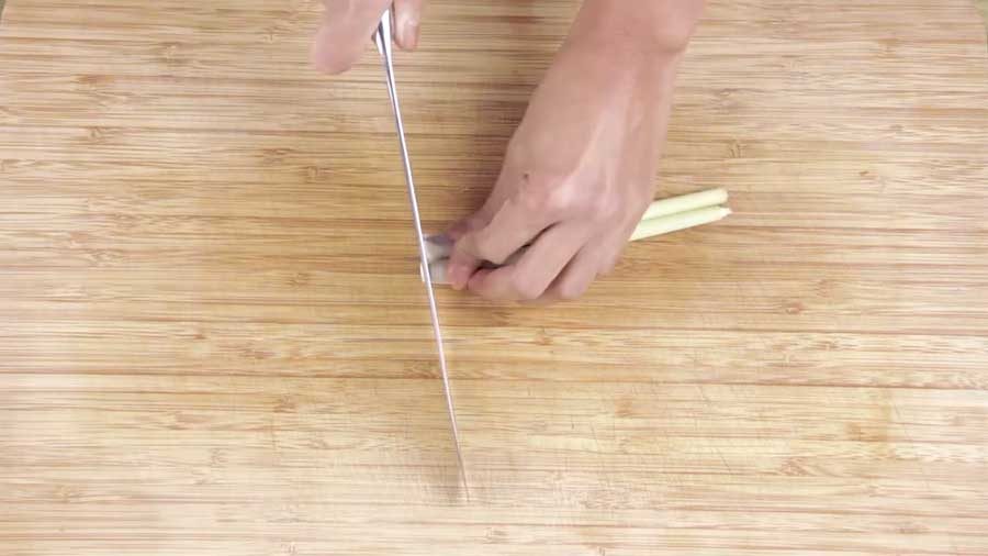 Cut the ends of the lemongrass
