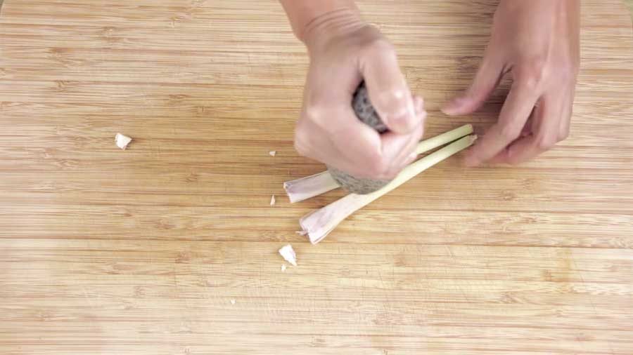 Pulverise the lemongrass with a pestle